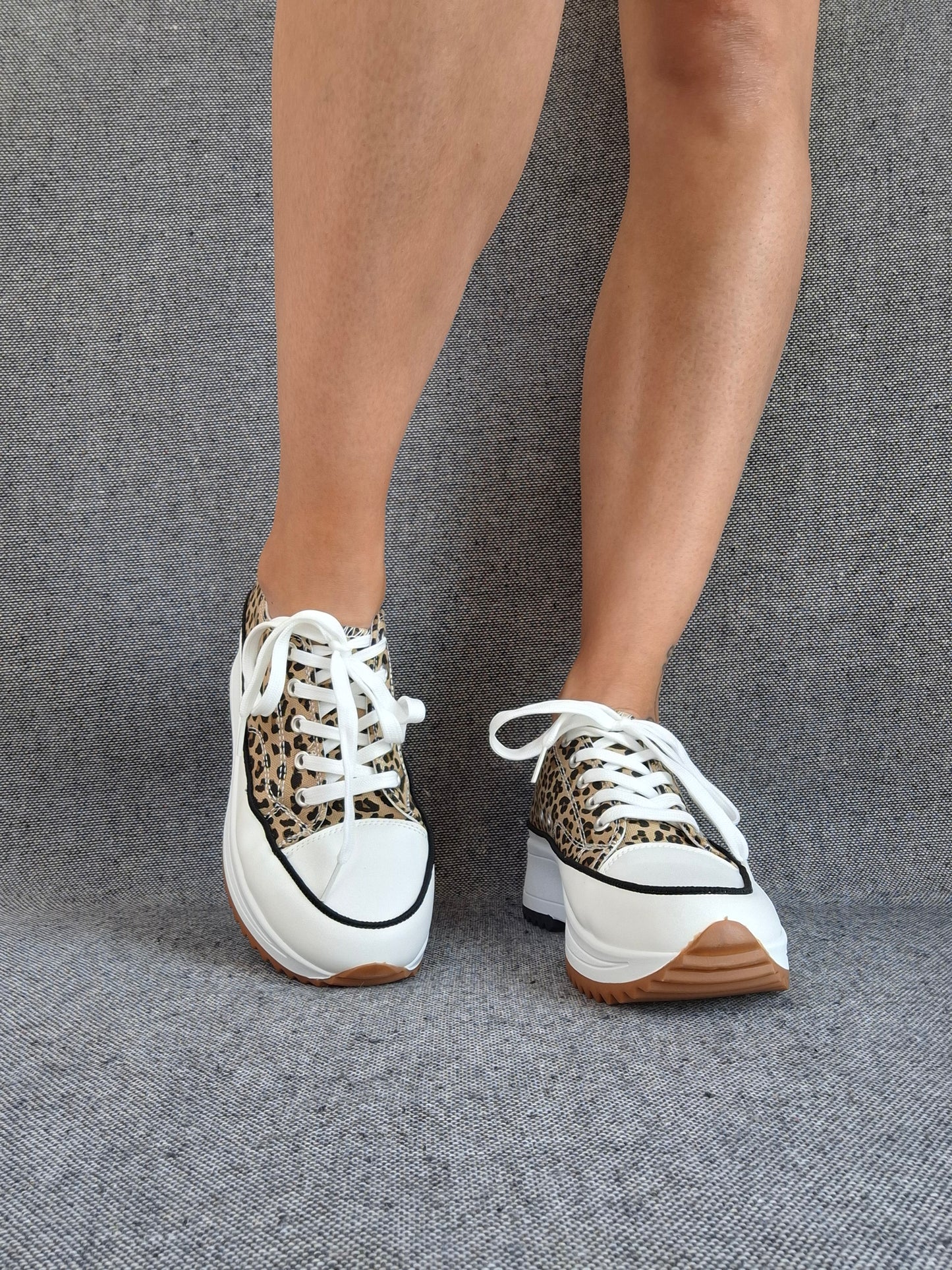Chaussures baskets basses plate-forme tissu toile motif léopard