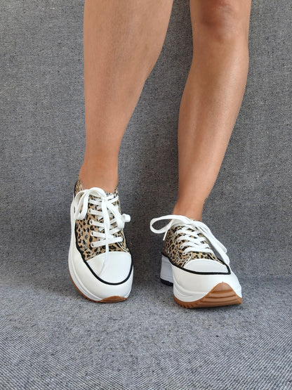 Chaussures baskets basses plate-forme tissu toile motif léopard