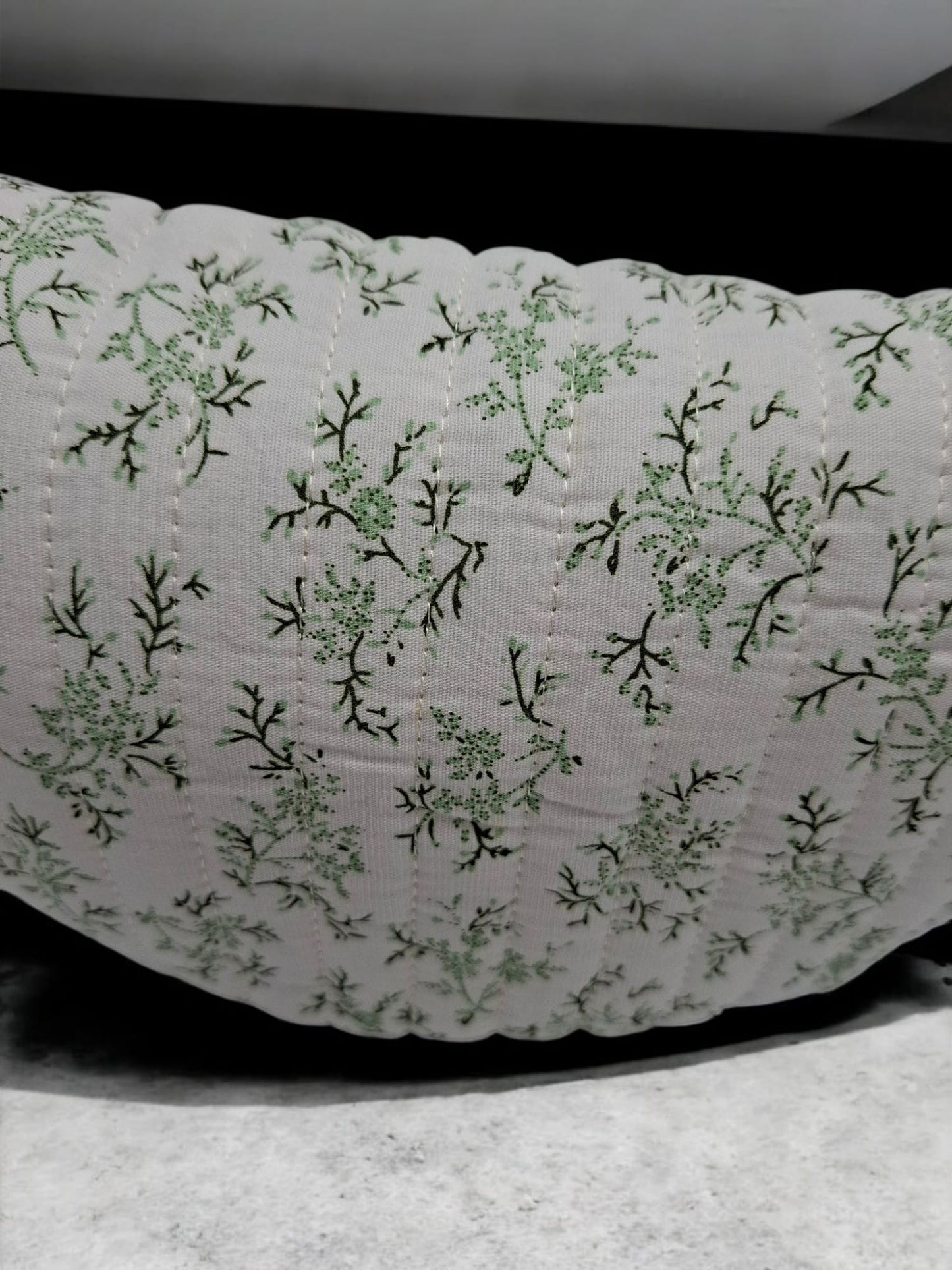 Sac banane en coton matelassé liberty blanc motif floral vert olive