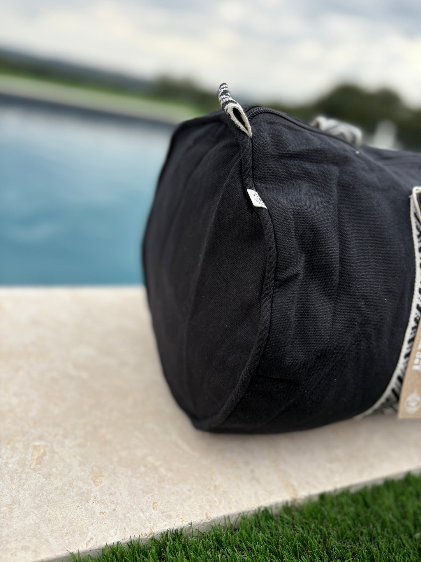 Sac polochon en coton tissu noir avec poignées motifs géométriques en noir et blanc