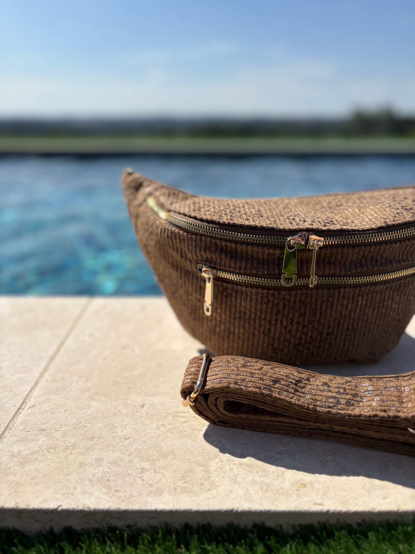 Sac banane XL en velours côtelé taupe imprimé léopard 2 poches