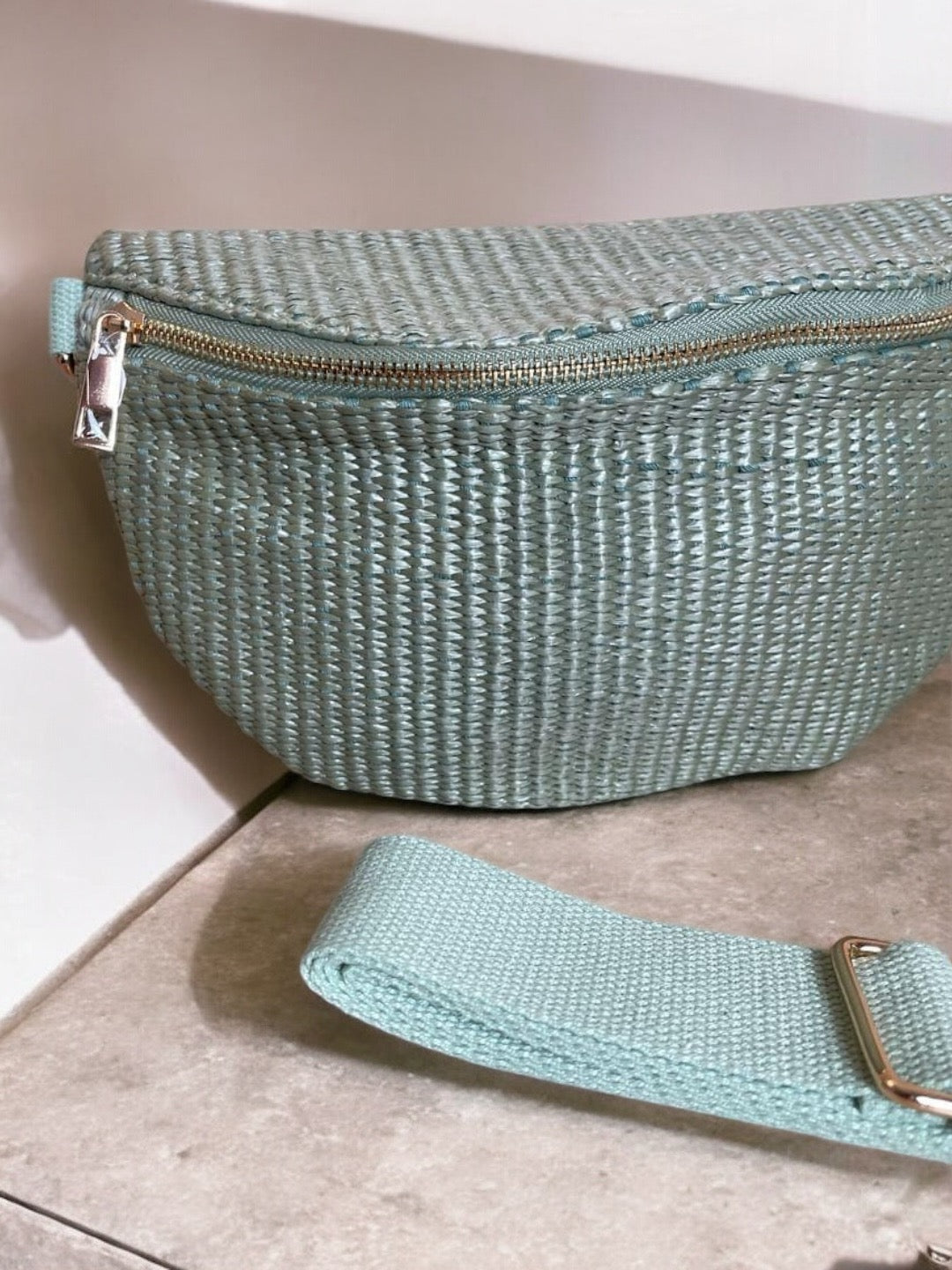 Sac banane Jade & Clarisse effet tressé couleur Vert d’eau