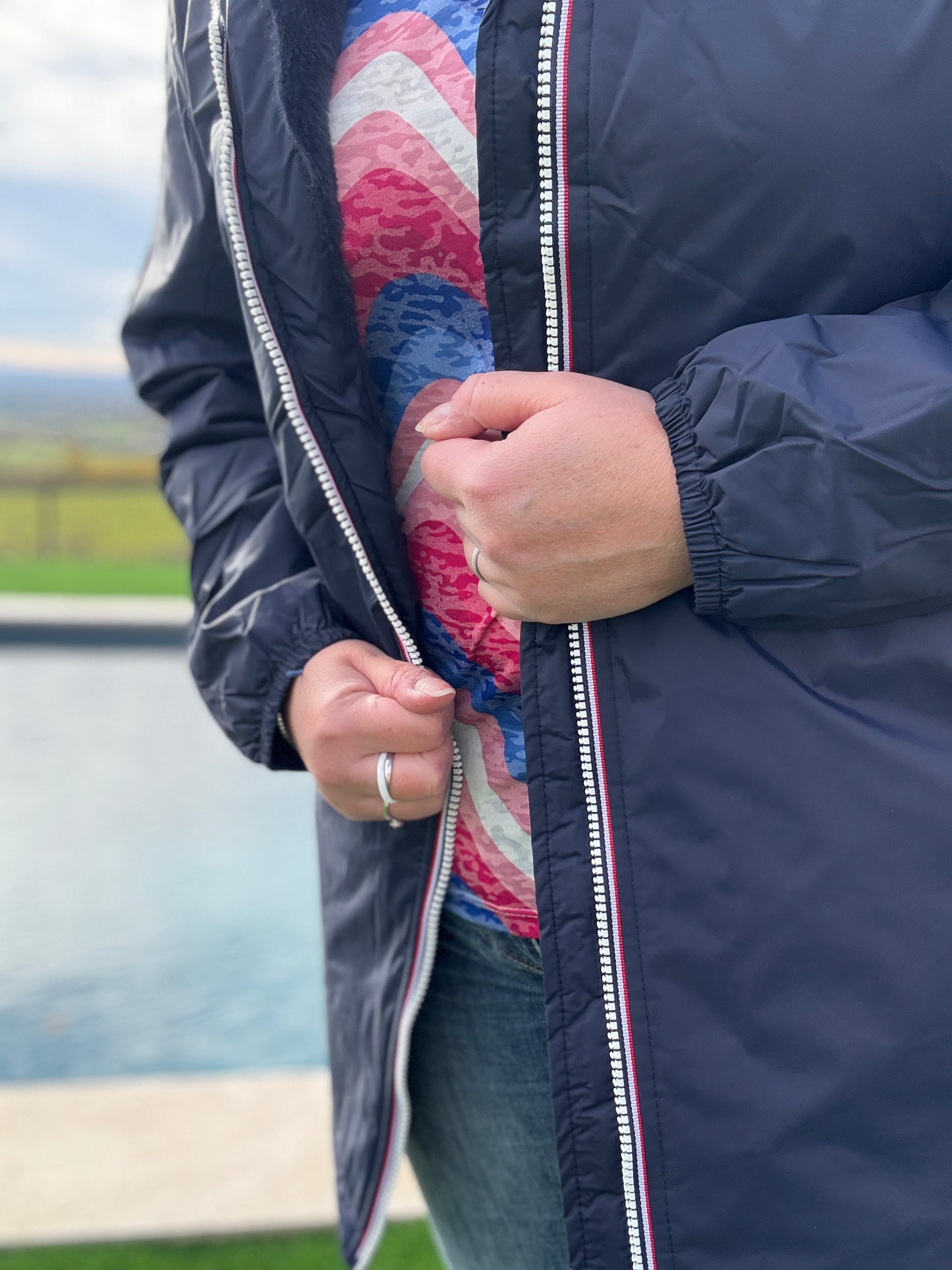 Laura Jo - Imperméable long doublé en fausse fourrure couleur bleu marine