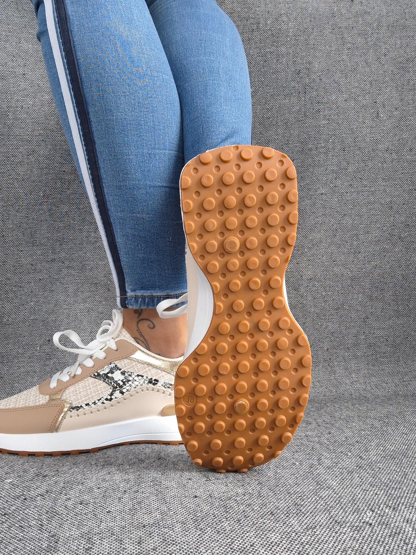 Chaussures baskets beige tissé à motifs serpent noirs et blanc style sneakers