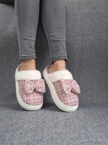 Chaussons fourrés rouge et blanc en tissu à carreaux avec noeud