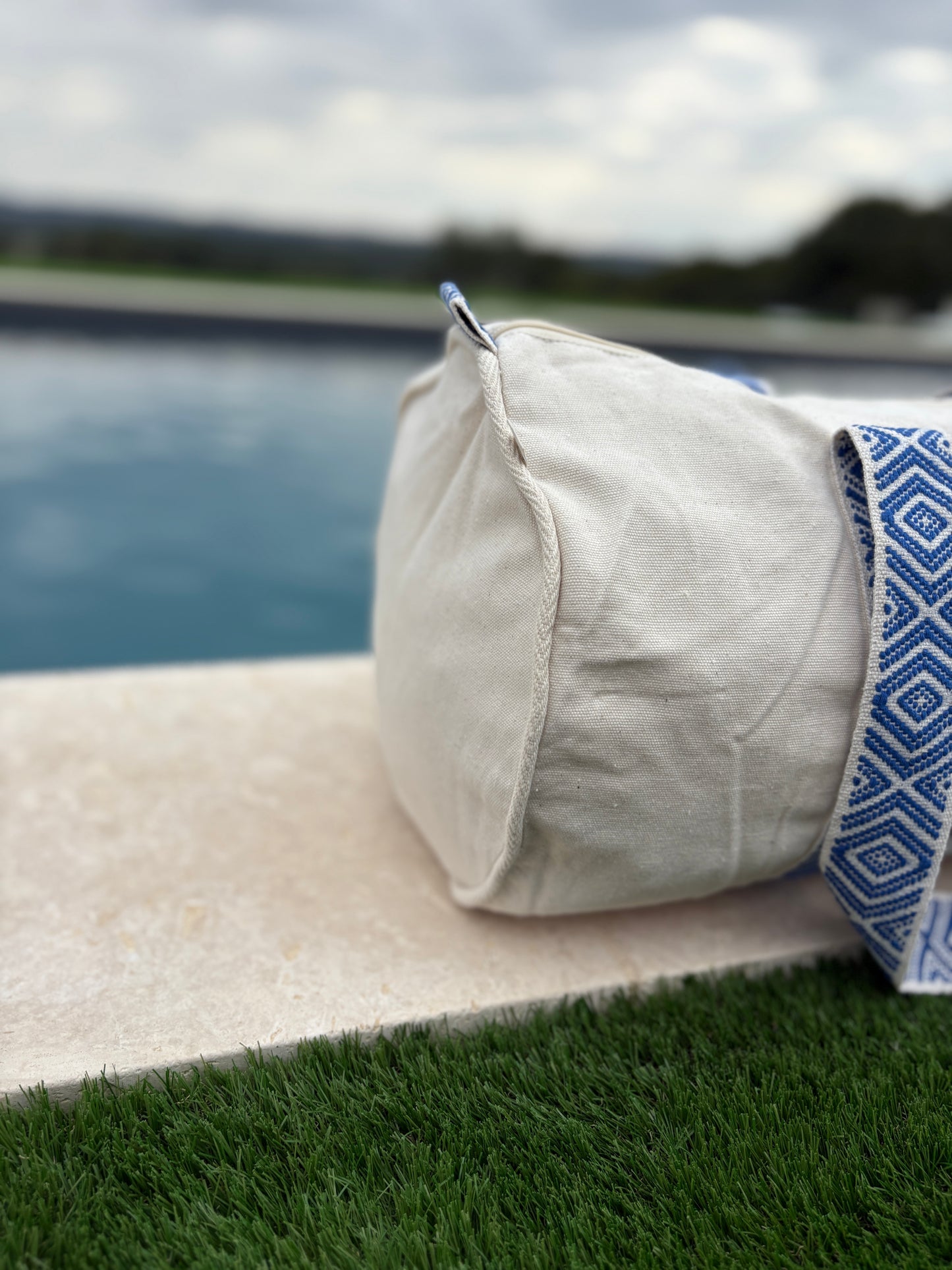 Sac polochon en coton tissu beige avec poignées motifs géométriques en bleu et blanc