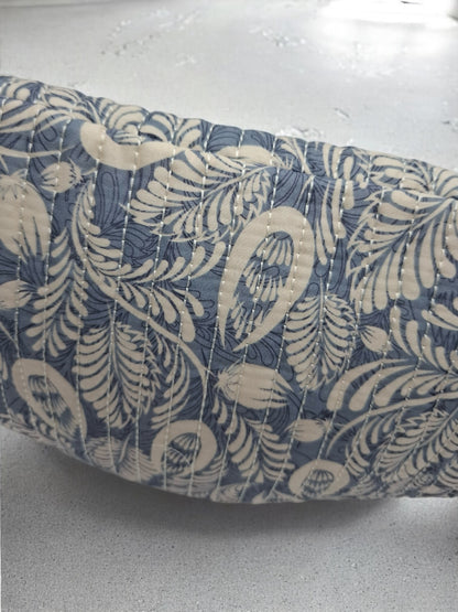 Sac banane en coton matelassé liberty fleuri bleu et creme