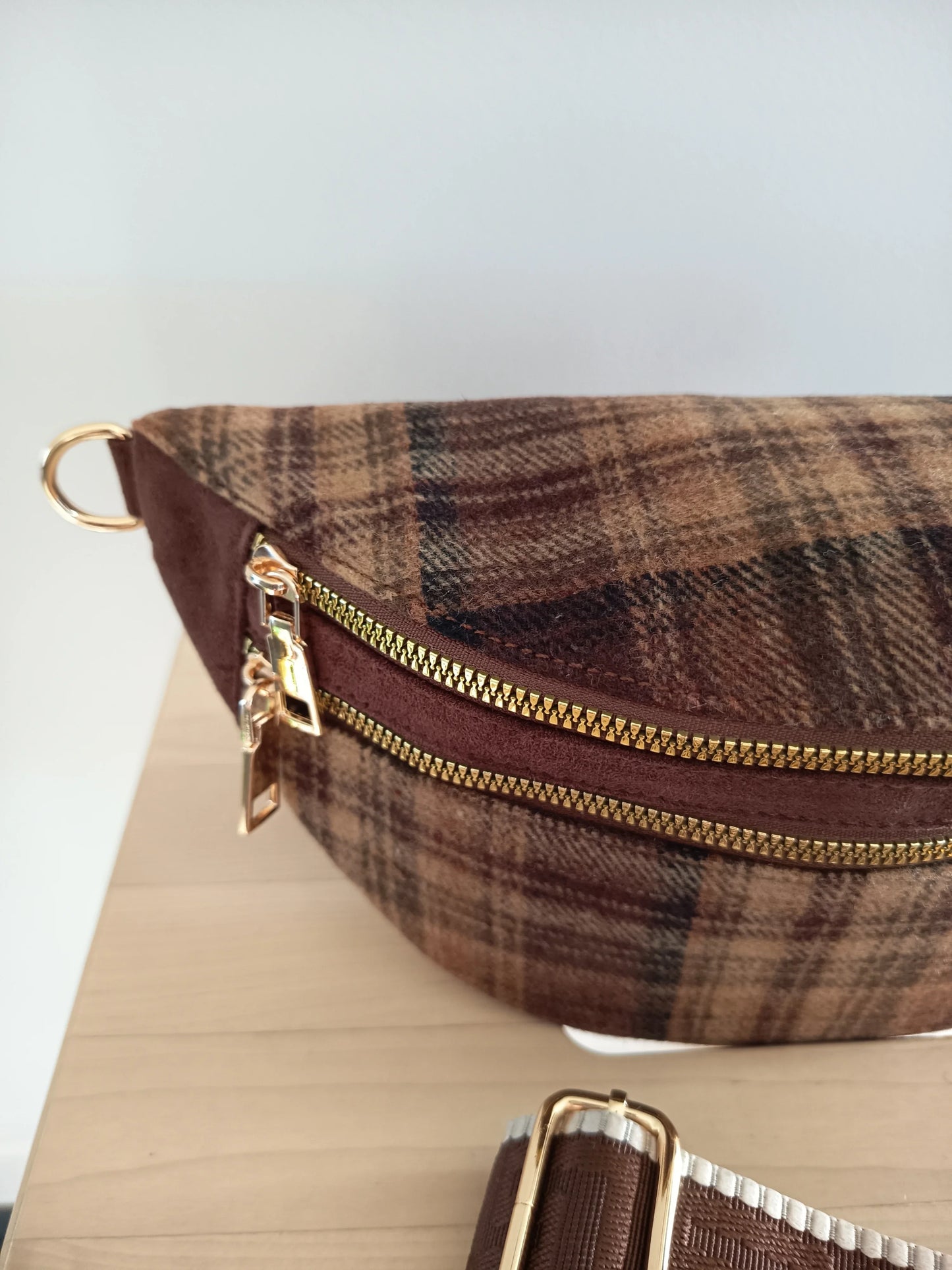 Riñonera de tela con estampado escocés, correa fantasía en tonos marrones