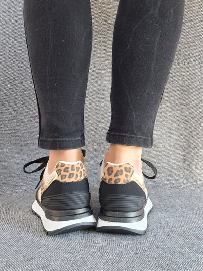 Chaussures baskets en tissu beige et noir avec un motif léopard style sneakers