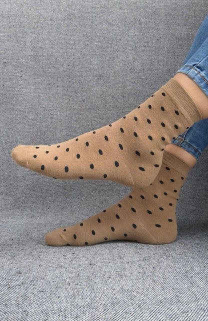 Paire de chaussettes marrons en coton à motifs pois noirs