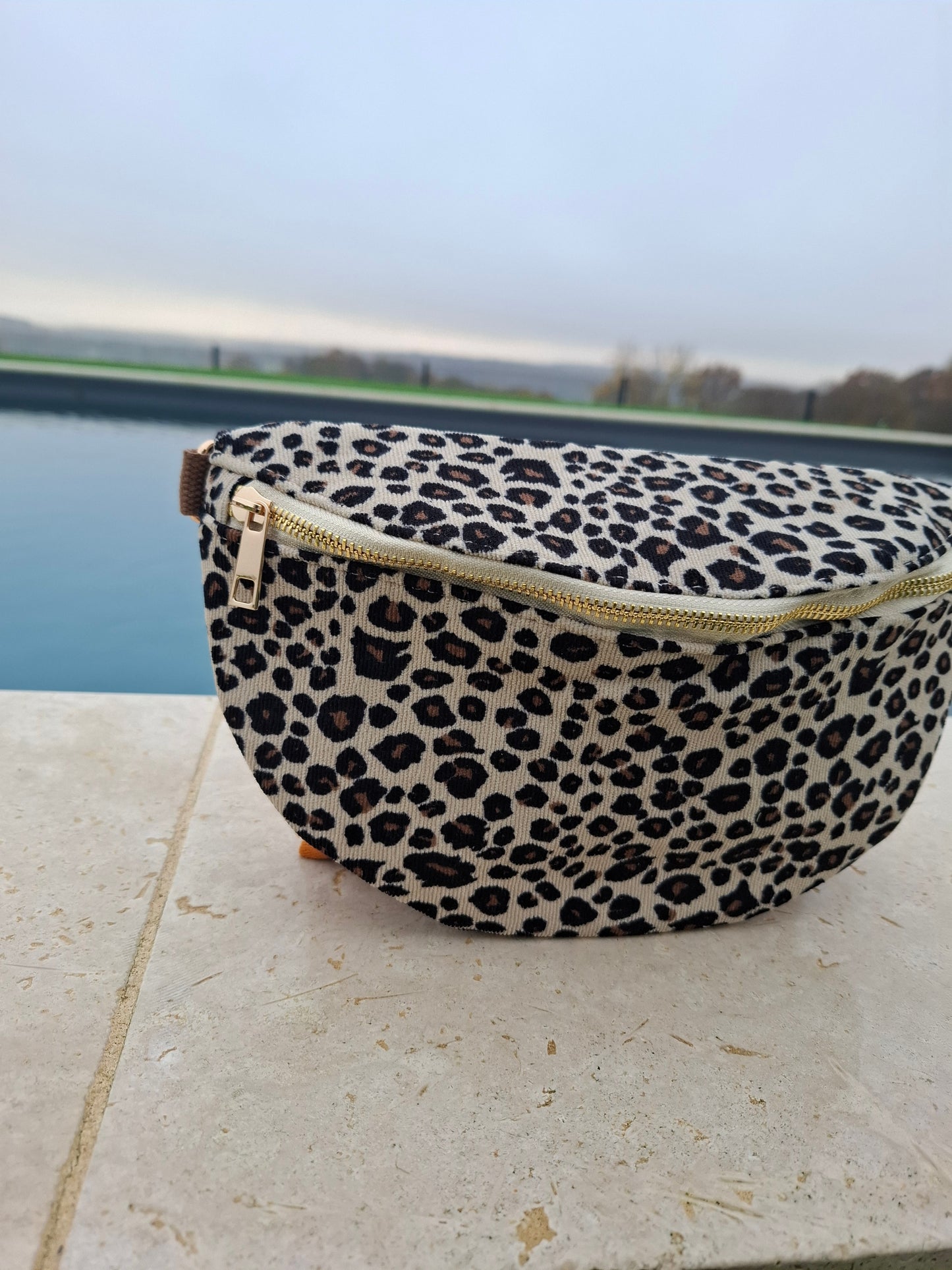 Sac banane en velours côtelé beige et noir imprimé léopard