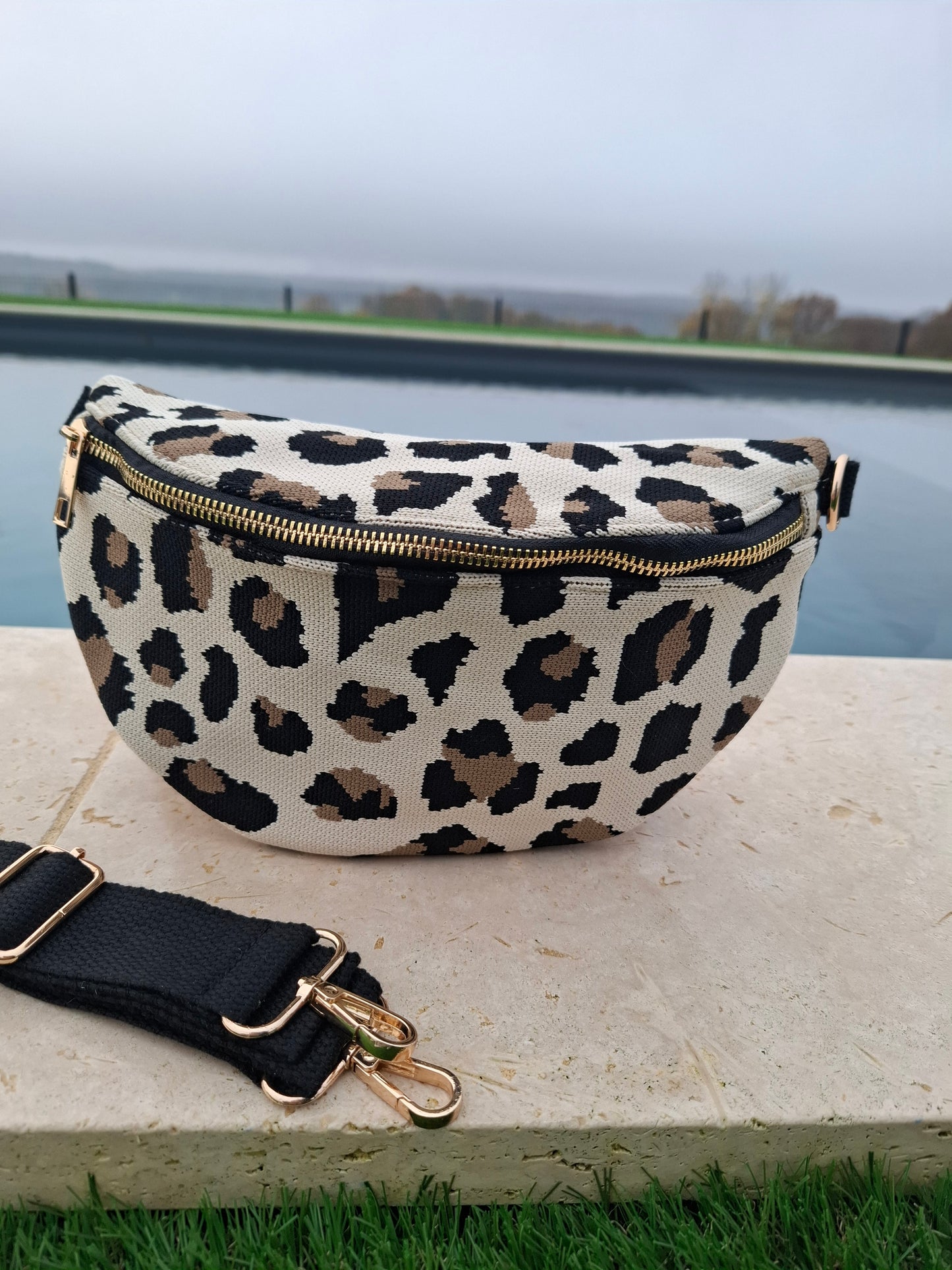 Sac banane en tissu toucher jute beige imprimé léopard