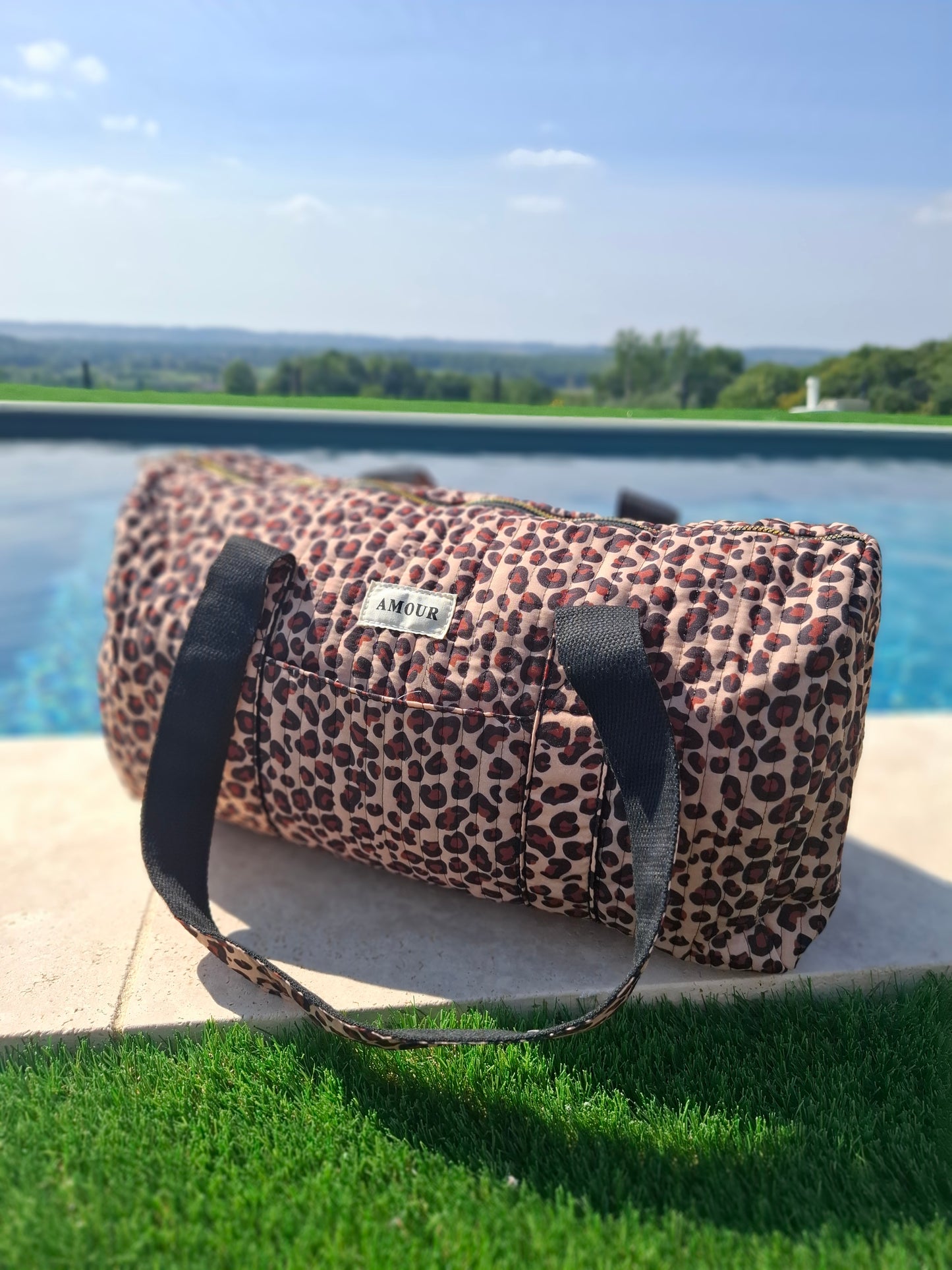 Sac polochon en coton matelassé beige taupe motifs léopard noir et marron