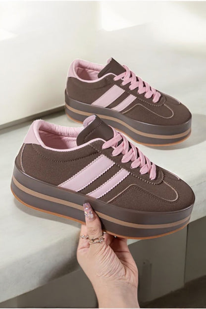 Chaussures baskets basses compensées marron avec bandes roses style sneakers campus