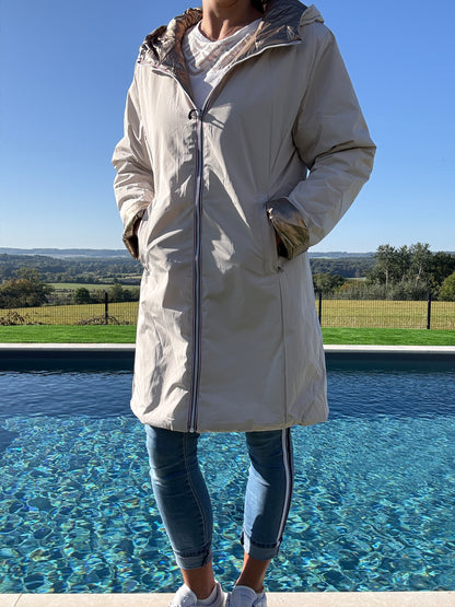Melya Melody - Imperméable réversible long avec garnissage ouate couleur blanc crème/doré - Curvy