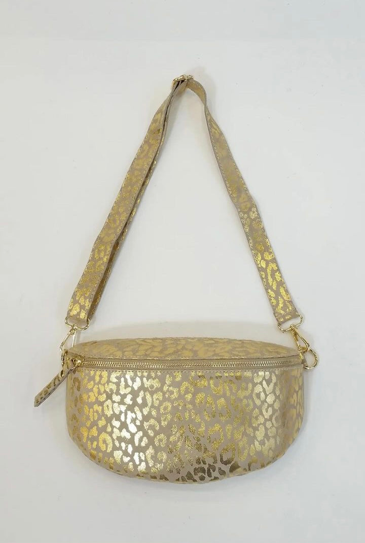 Sac banane croûte de cuir motif léopard doré 1 poche