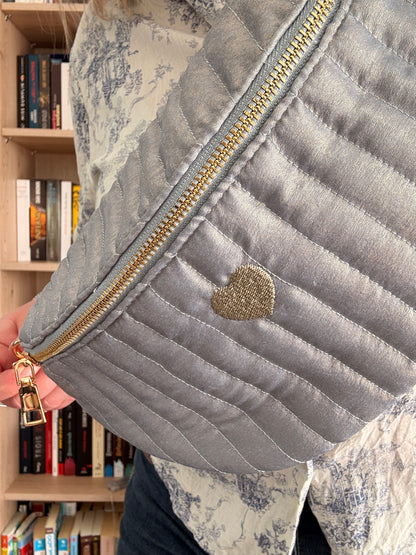 Sac banane bleu clair irisé en tissu texturé relief – style chic et finitions dorées pour femme