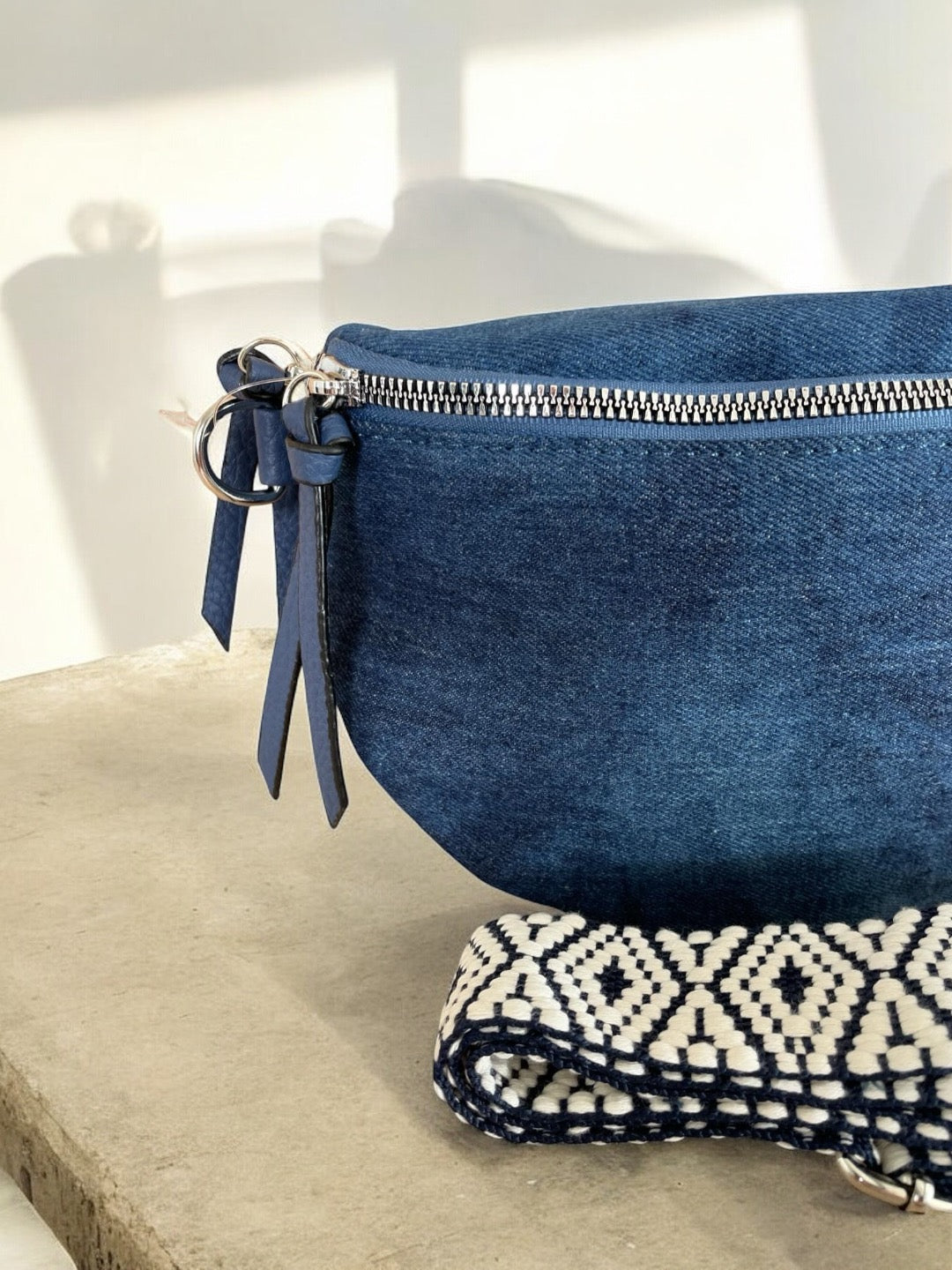 Sac banane en tissu jean bleu foncé sangle fantaisie