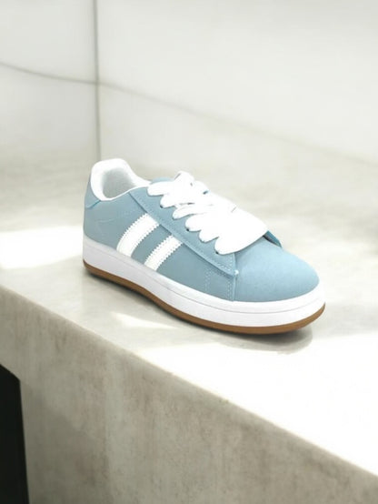 Chaussures baskets basses bleu ciel avec bandes blanches style campus
