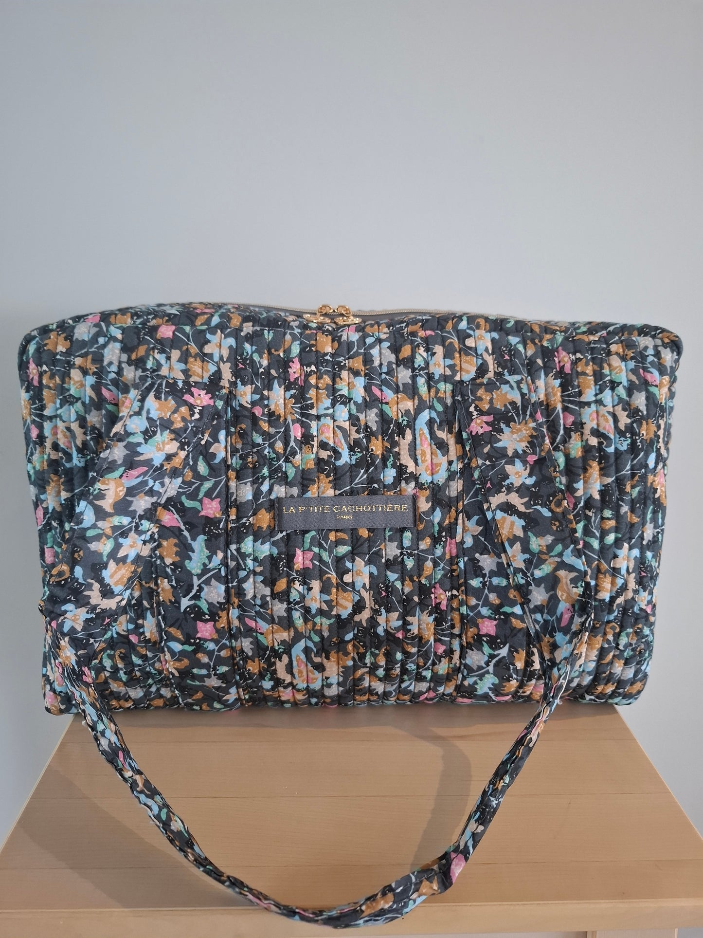 Sac week-end polochon en coton matelassé gris liberty fleuris nuances de rose bleu et orange