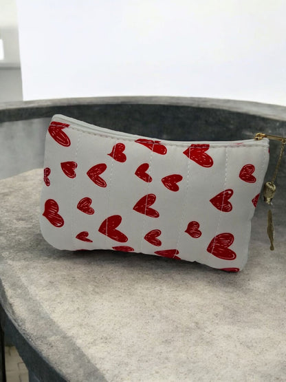 Trousse en coton blanche avec inscription “Family love” à coeurs rouges