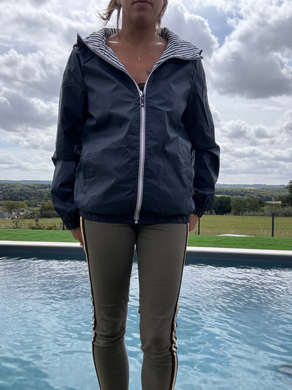 New Lolo - Manteau court mi fesses léger imperméable réversible bleu marine capuche intérieur marin rayé bleu marine blanc
