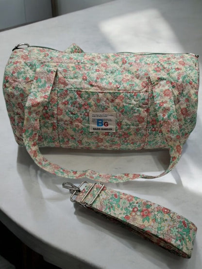 Sac polochon en coton matelassé motifs à fleurs vert d’eau