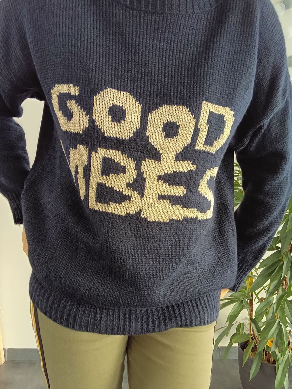 Pull mailles bleu marine inscription “good vibes” doré