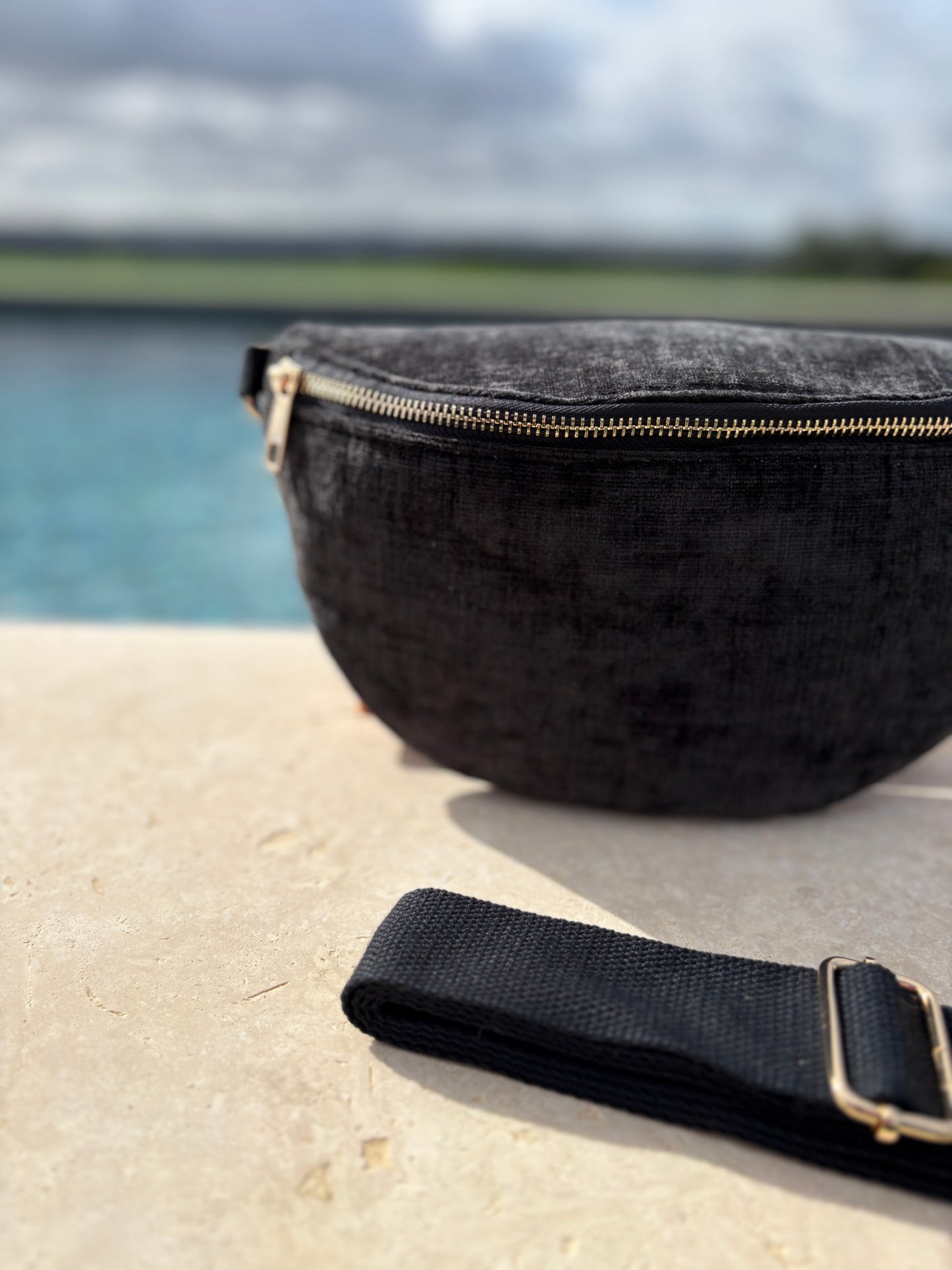 Sac banane en tissu velours doux texturé noir