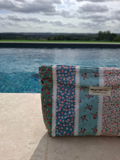 Trousse en tissu imperméabilisé motifs patchwork à rayures florales bleu rose et vert