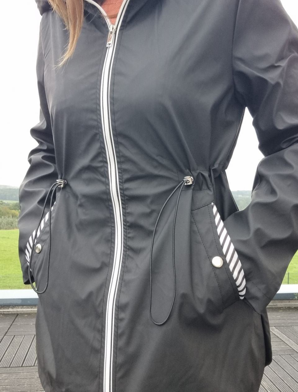 New Lolo - Manteau mi long léger imperméable noir - Curvy