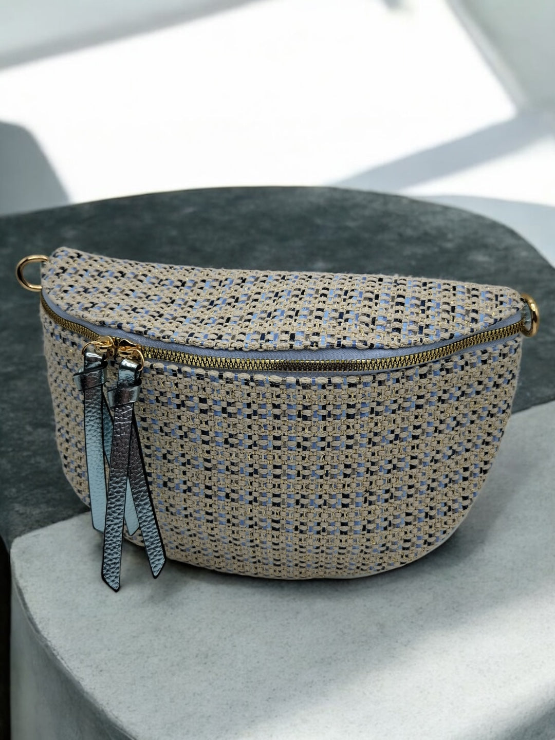 Sac banane en tissu à motif texturé de couleurs noir, bleu et beige sangle fantaisie