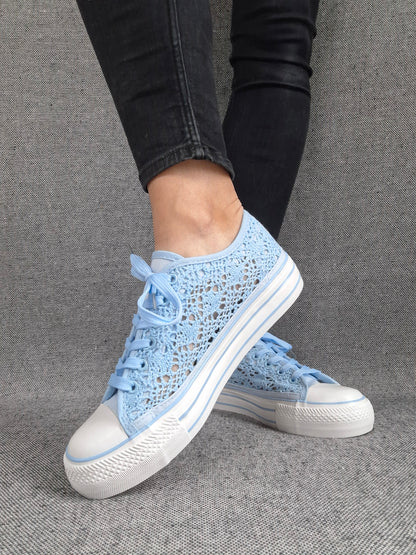 Chaussures baskets basses à dentelle bleu en tissu style converse