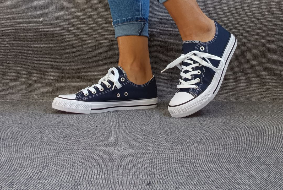 Baskets basses bleu marine et blanc type converse