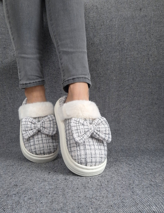 Chaussons fourrés bleu et blanc en tissu à carreaux avec noeud