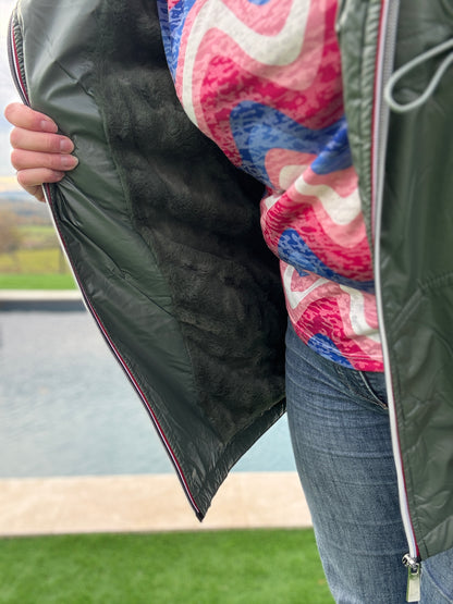 Attrait Paris - Manteau mi-long imperméable fourré resserrable à la taille kaki brillant