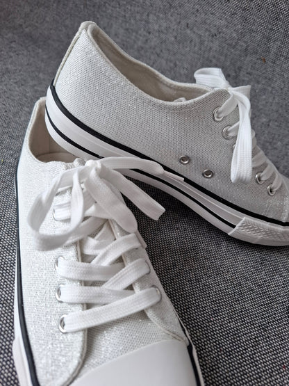 Chaussures baskets basses gris pailleté et blanc style converse