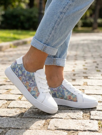 Chaussures baskets basses en cuir blanche imprimé floral multicolore dans des tons pastel