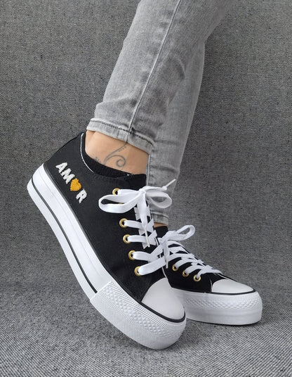 Chaussures baskets basses en toile noir avec inscription “Amor” style converse