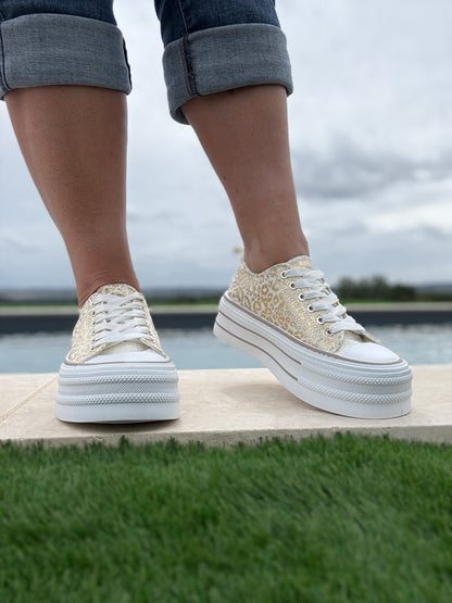 Chaussures baskets basses semelle compensée tissu motif léopard doré style converse