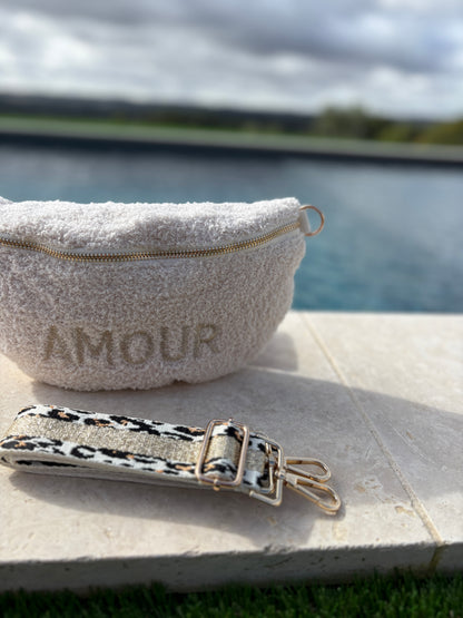 Sac banane en tissu moumoute douce bouclette beige inscription "AMOUR" sangle fantaisie léopard