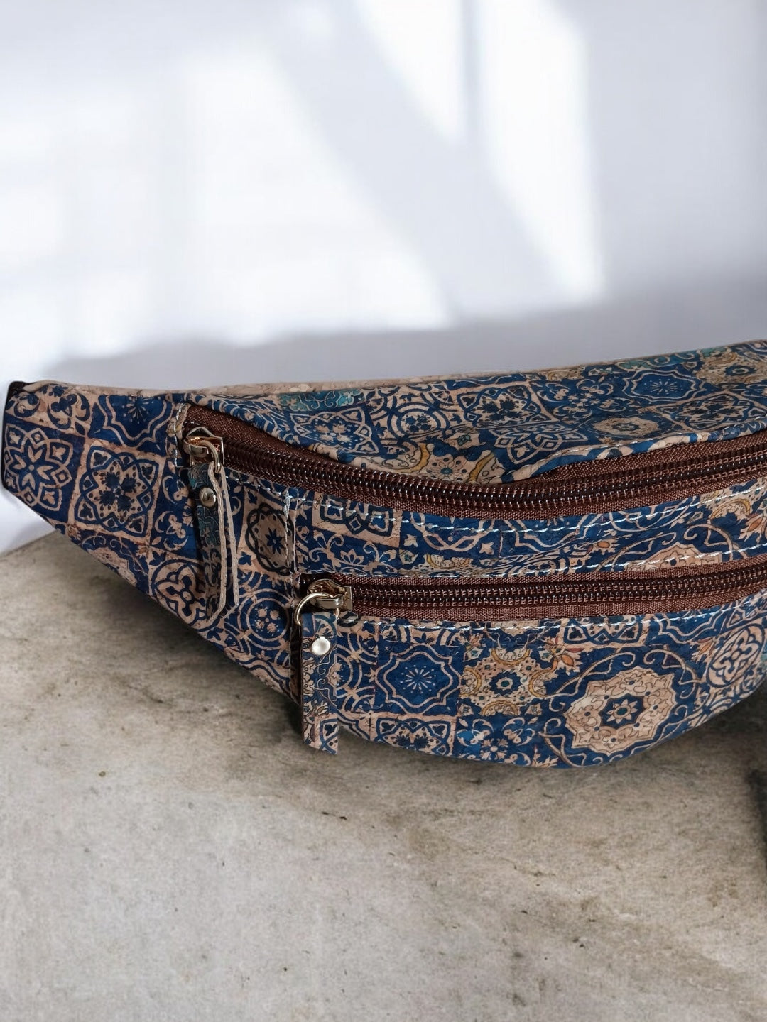 Sac banane en liège motifs « mosaïque bleue » - 2 poches