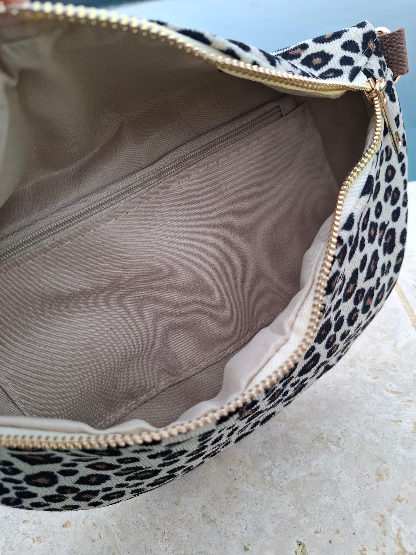 Sac banane en velours côtelé beige imprimé léopard noir et marron