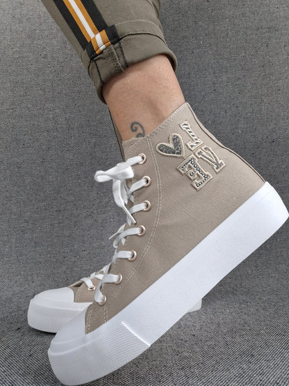 Chaussures baskets hautes tissu beige taupe blanc inscription "LOVE" style converse