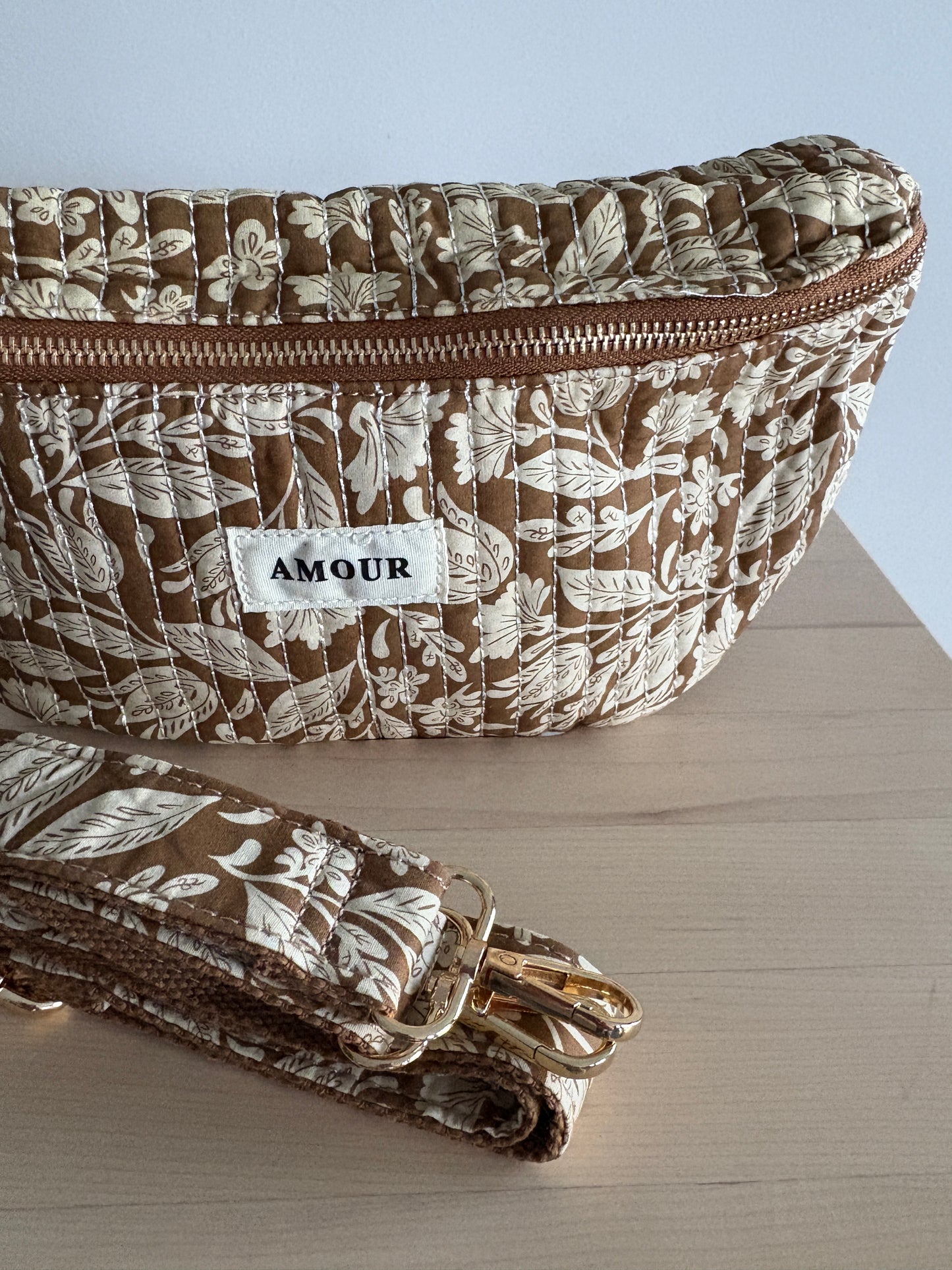 Sac banane coton matelassé liberty floral toile de jouy camel et blanc