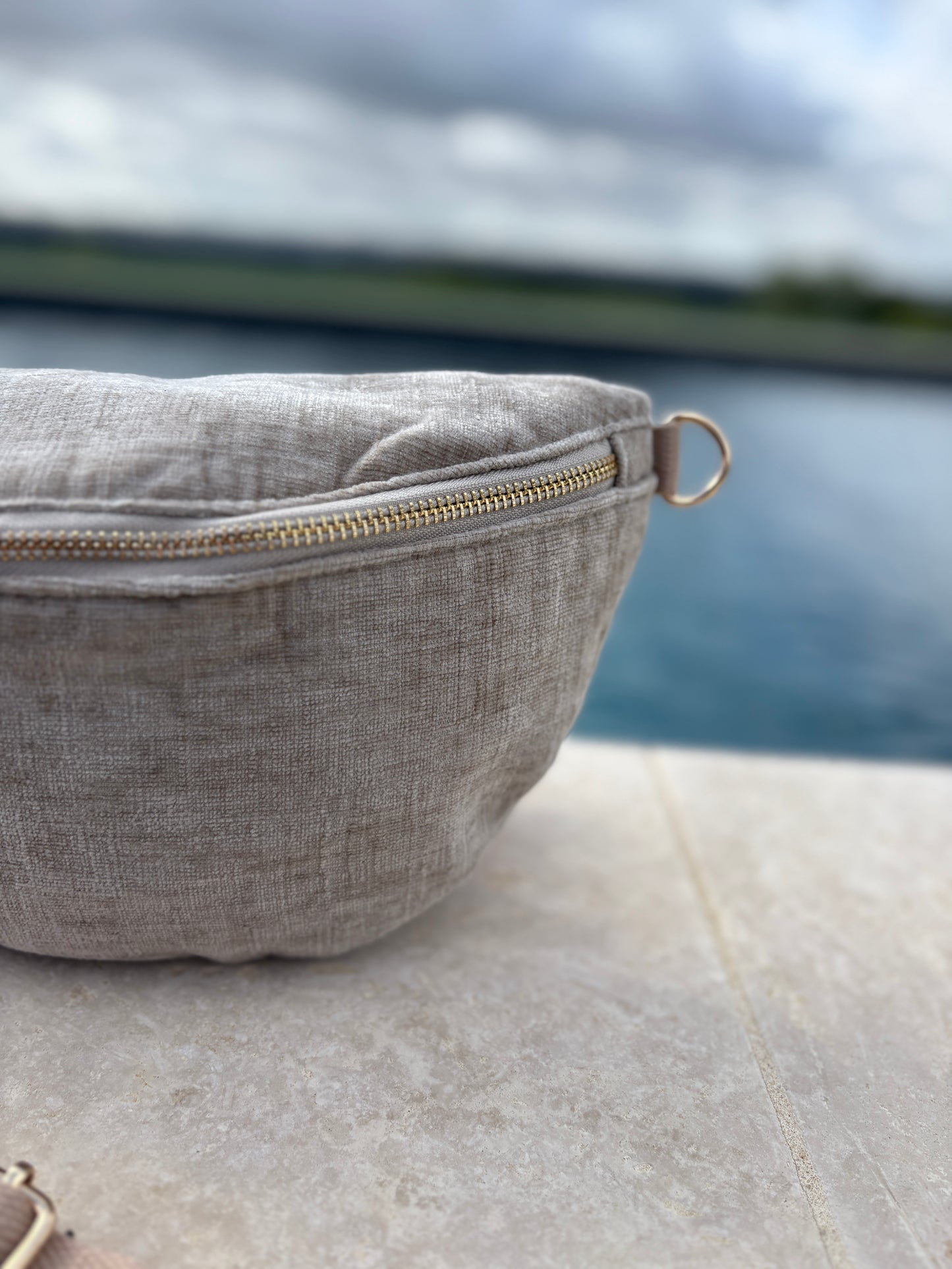 Sac banane en tissu velours texturé beige gris