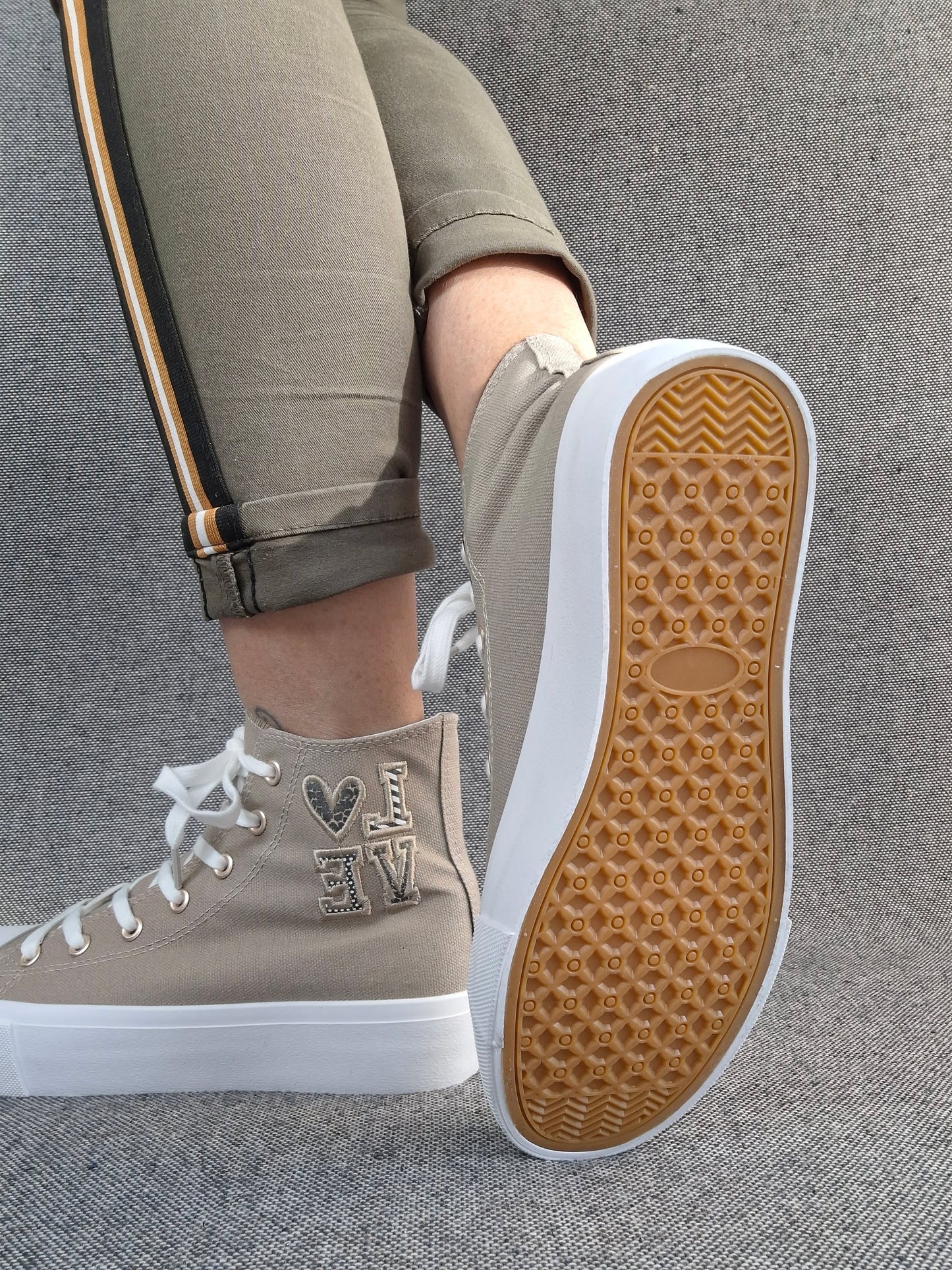 Chaussures baskets hautes tissu beige taupe blanc inscription "LOVE" style converse