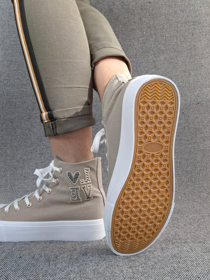 Chaussures baskets hautes tissu beige taupe blanc inscription "LOVE" style converse