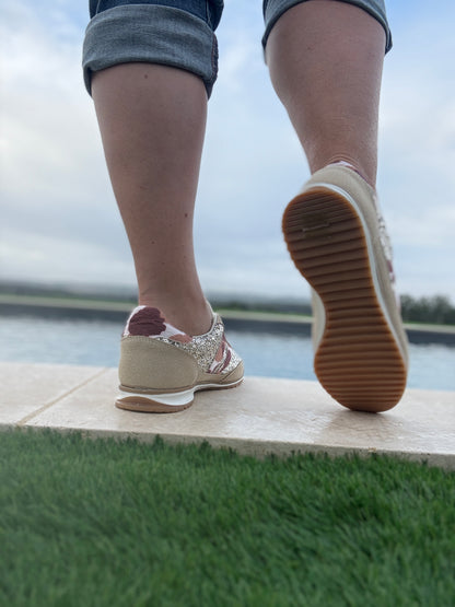 Chaussures baskets basses gris pailleté avec des rayures motif léopard style sneakers