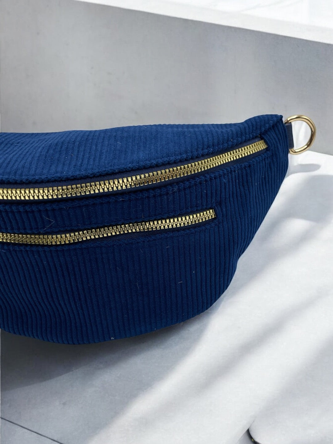 Sac banane velours côtelé 2 poches bleu marine sangle fantaisie